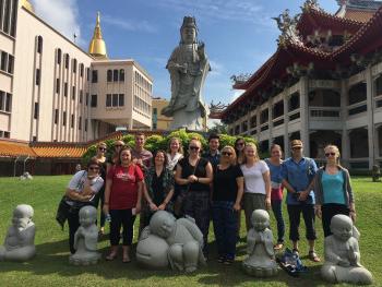 一群学生在亚洲的一所寺院前.